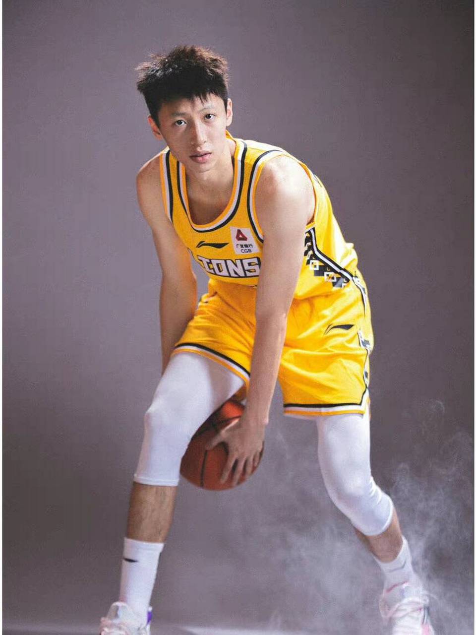 九游游戏下载广厦男篮冲刺阶段复出首秀，志在荷甲名次提升，气氛紧张，更衣室氛围转暖的简单介绍